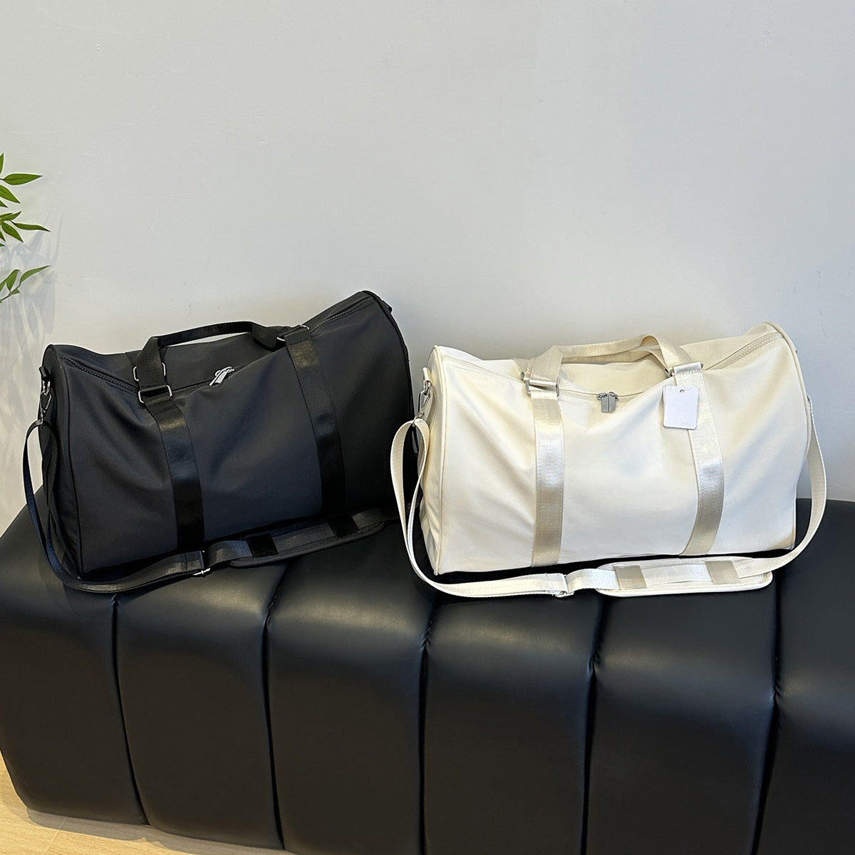 Men's and Women's Fitness Bags, Portable Training Bags, Sports Bags, Independent Shoes, Large-capacity Travel Bags.