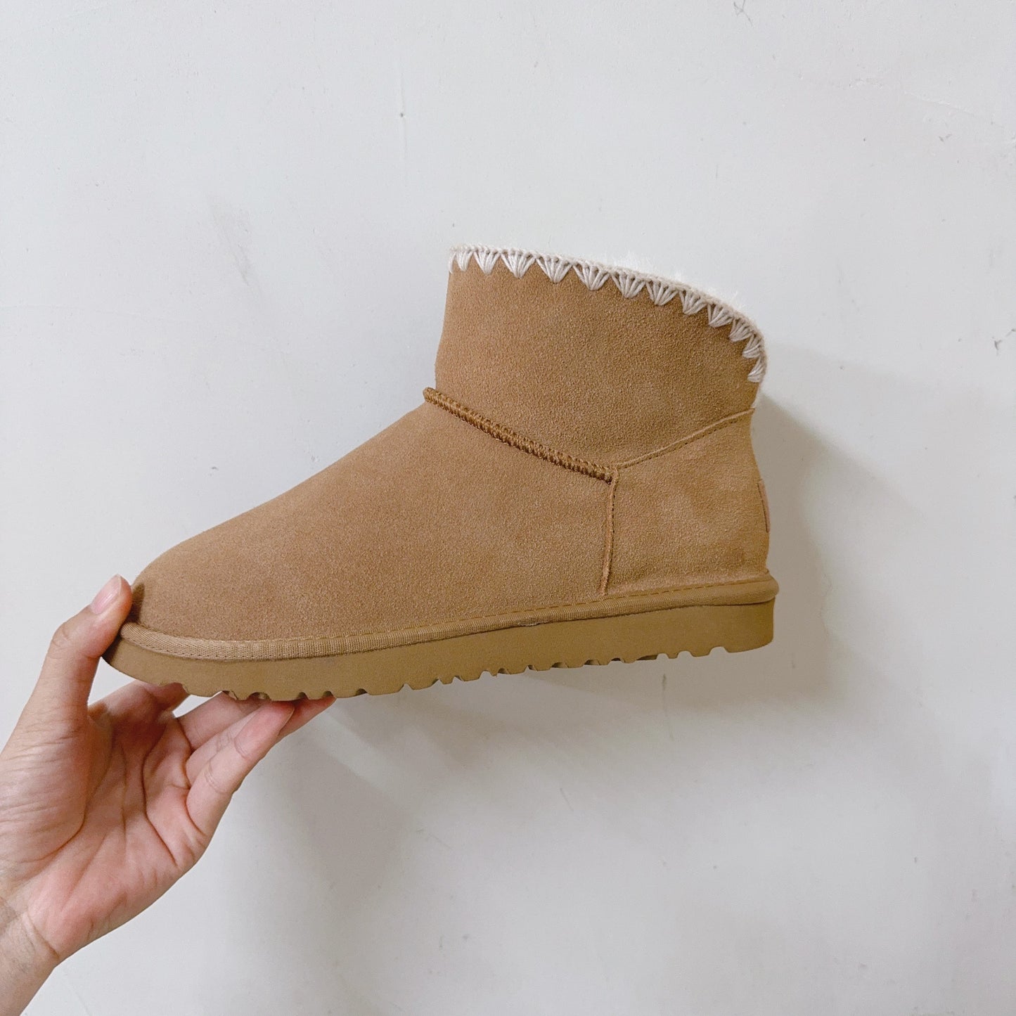 New winter knitted wool shoes snow boots have a shoe box