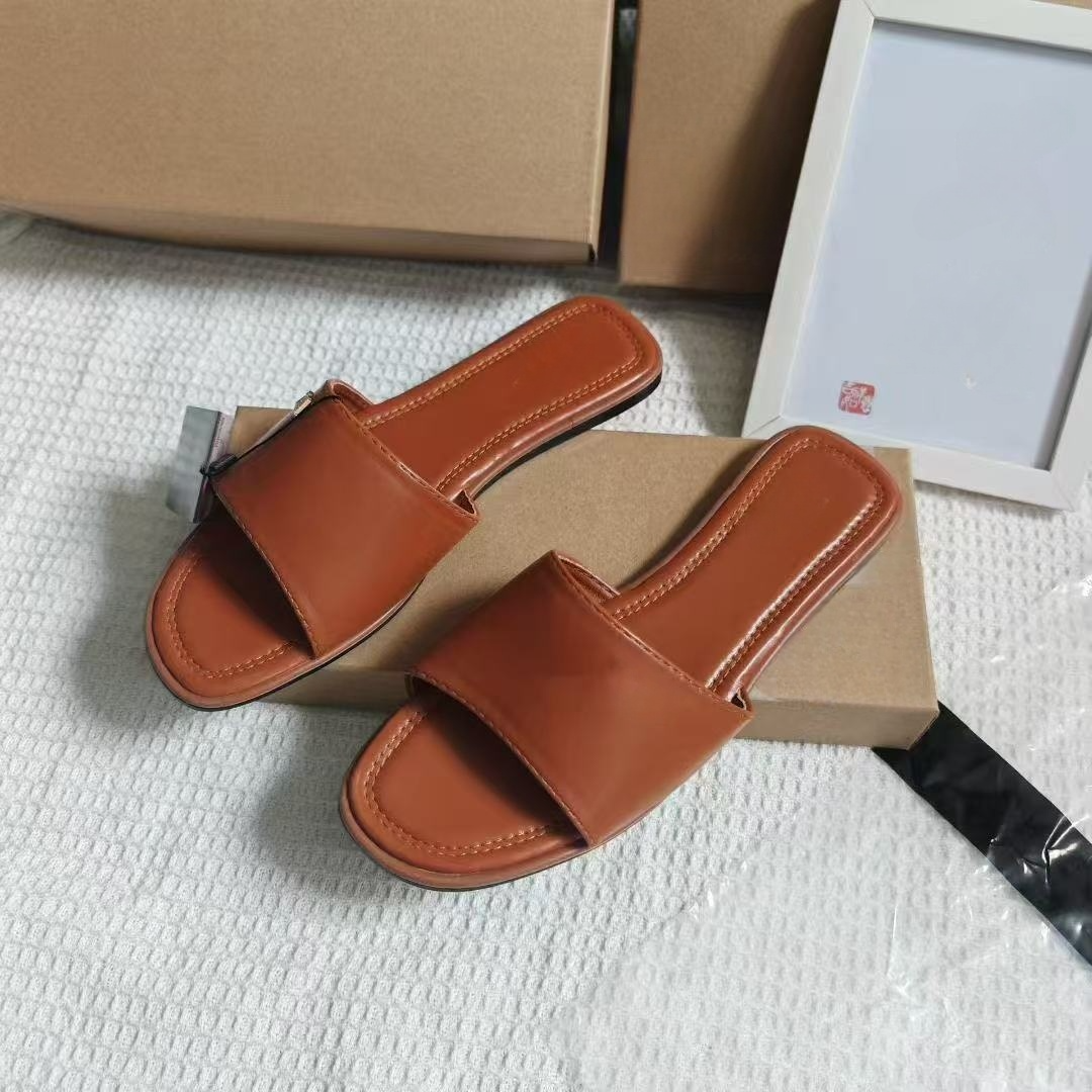 Women's New Fashion Casual Joker Wear Beach Sandals and Slippers with Thin Bottom and Comfortable Slippers.