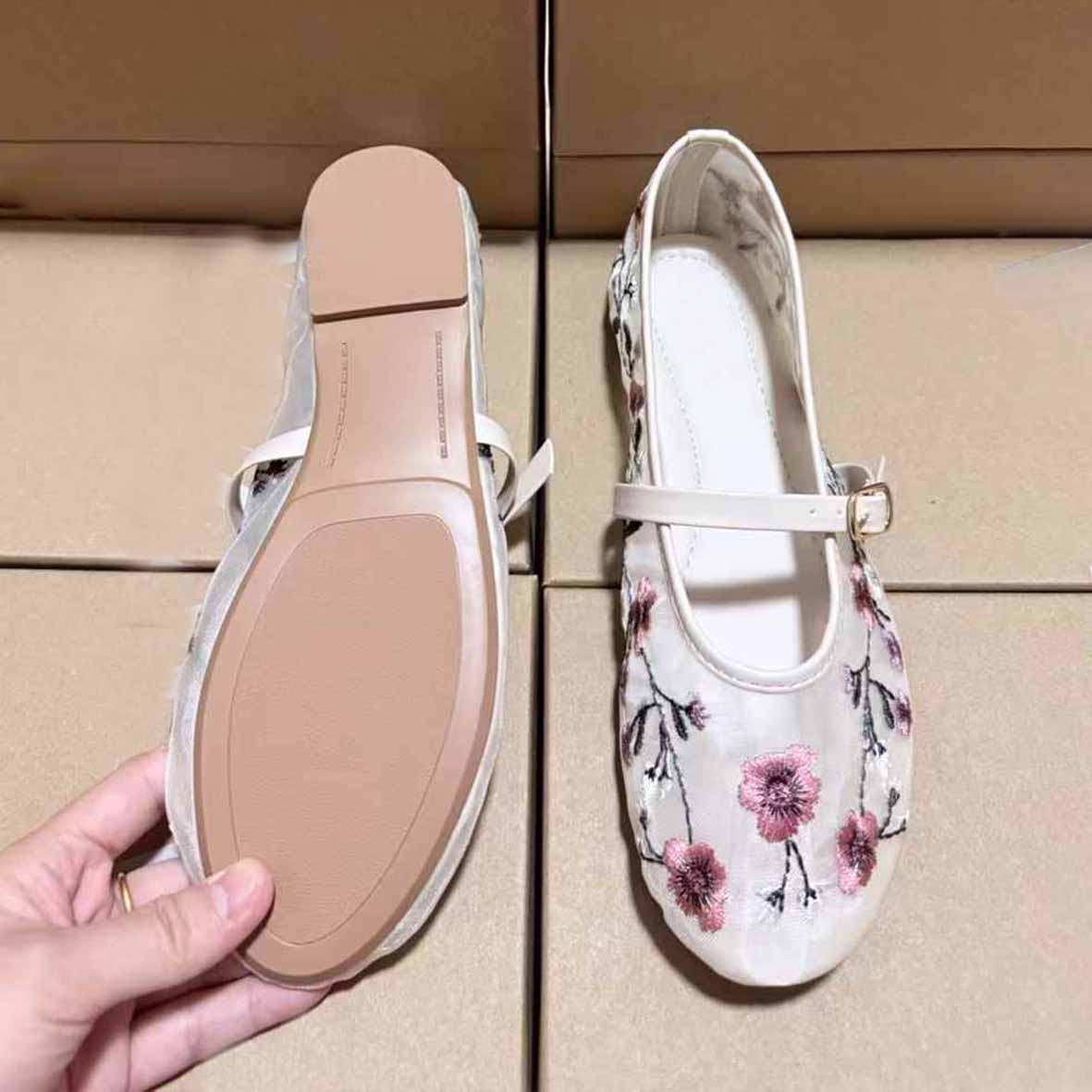 Women's New Fashion Wild Mesh Embroidered Flowers Round Head Buckle Flat Ballet Shoes.