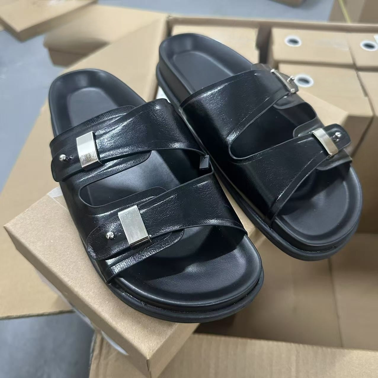 Women's New Fashion Joker Metal Decorative Platform Casual Sandals.