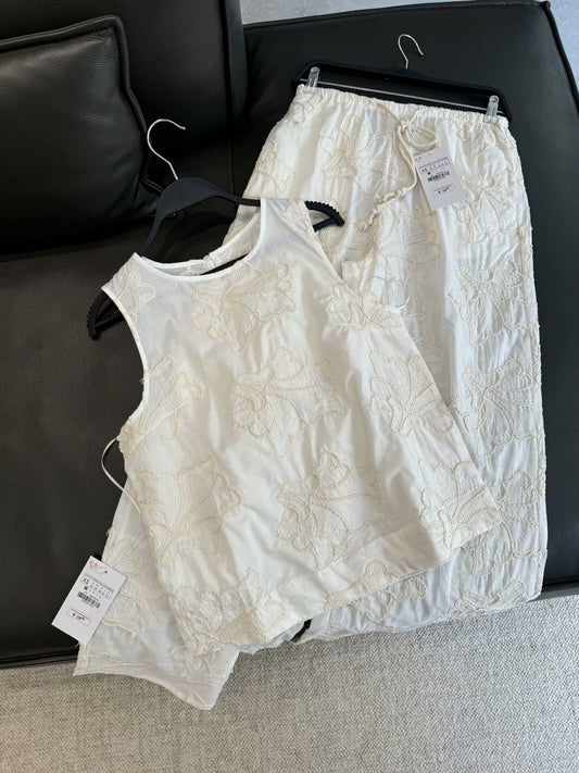 Women's 2025 new embroidered round neck sleeveless top+Pants suit