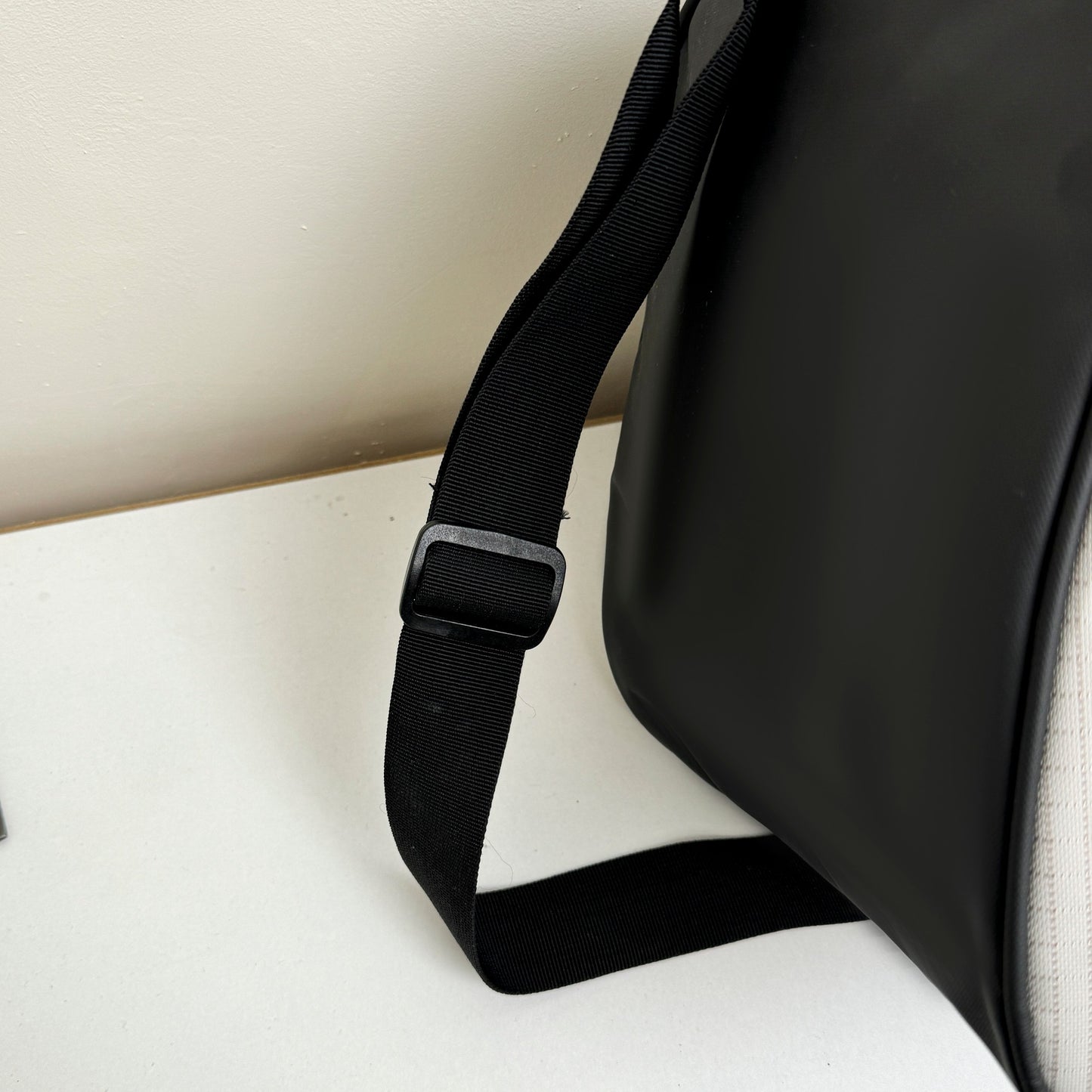 Men and Women with The New Fashion and Leisure Joker Large-capacity Travel Portable Fitness Bag Sports Backpack.