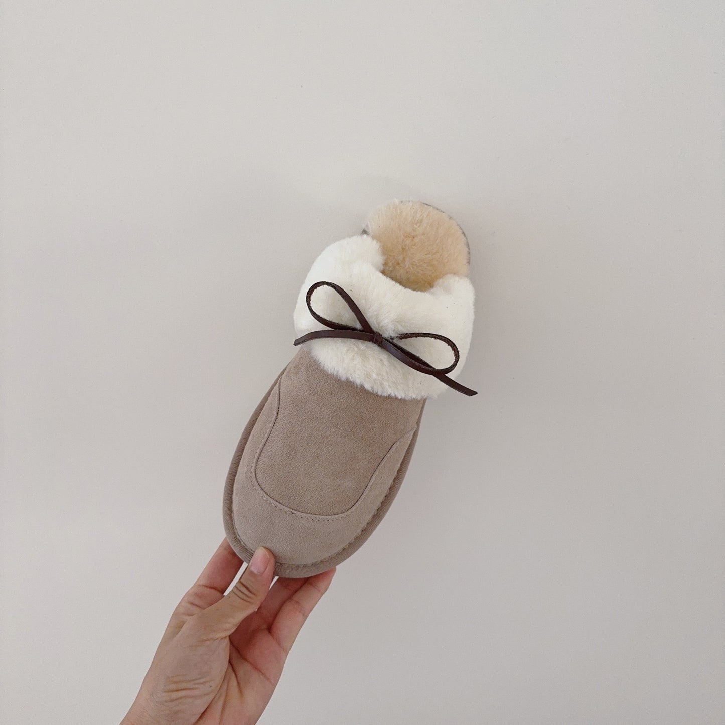 New winter warm plus velvet slippers have a shoe box