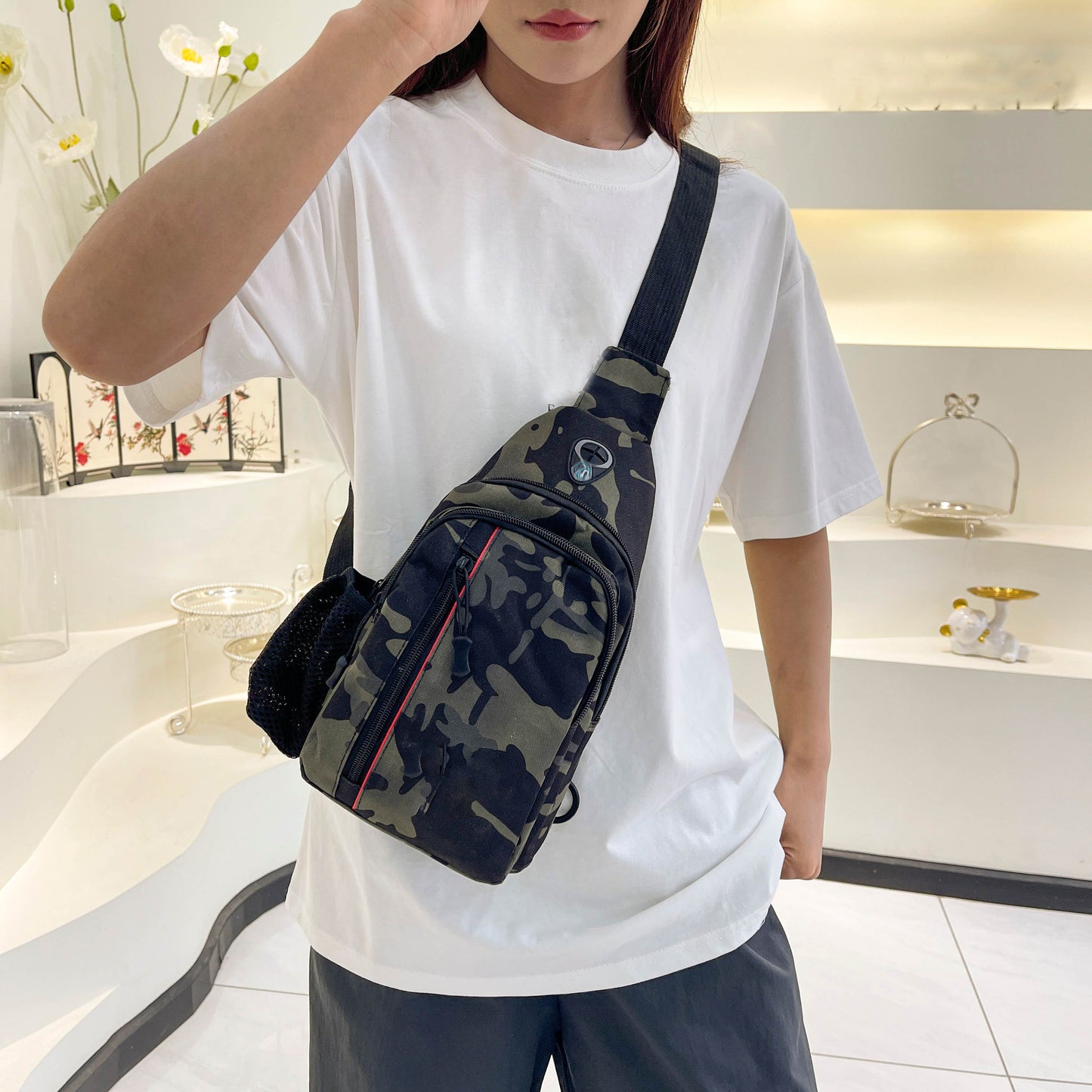 Men and Women with The New Fashion Casual Joker Adjustable Shoulder Strap Slung Shoulder Bag Chest Bag.