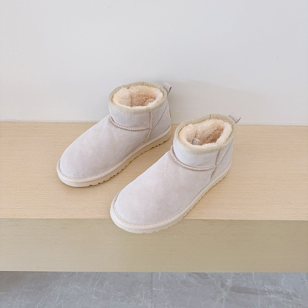 Women's new velvet short snow boots have a shoe box