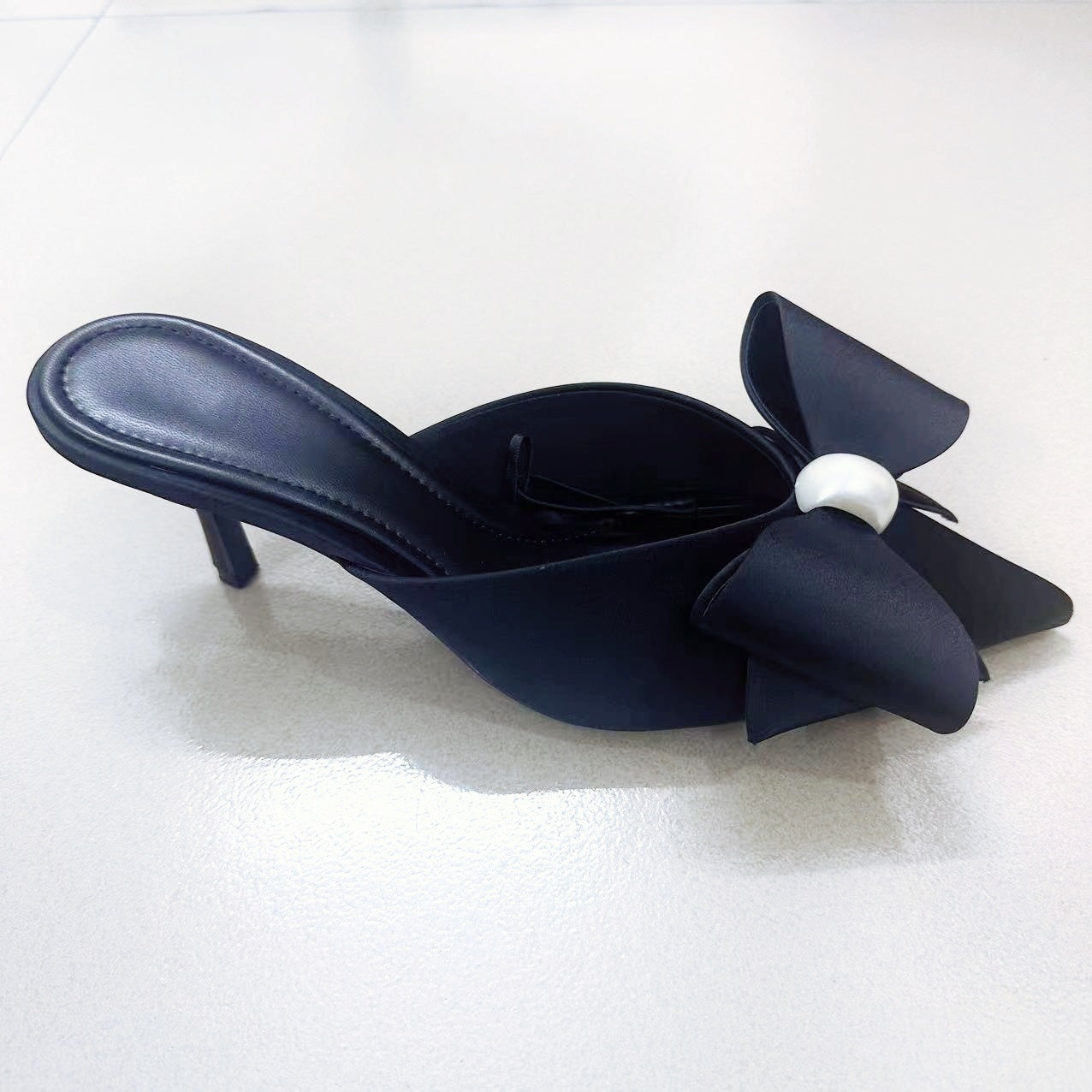 Women's New Fashion Joker Artificial Pearls and Black Satin Bows Adorn Pointed High-heeled Slippers.