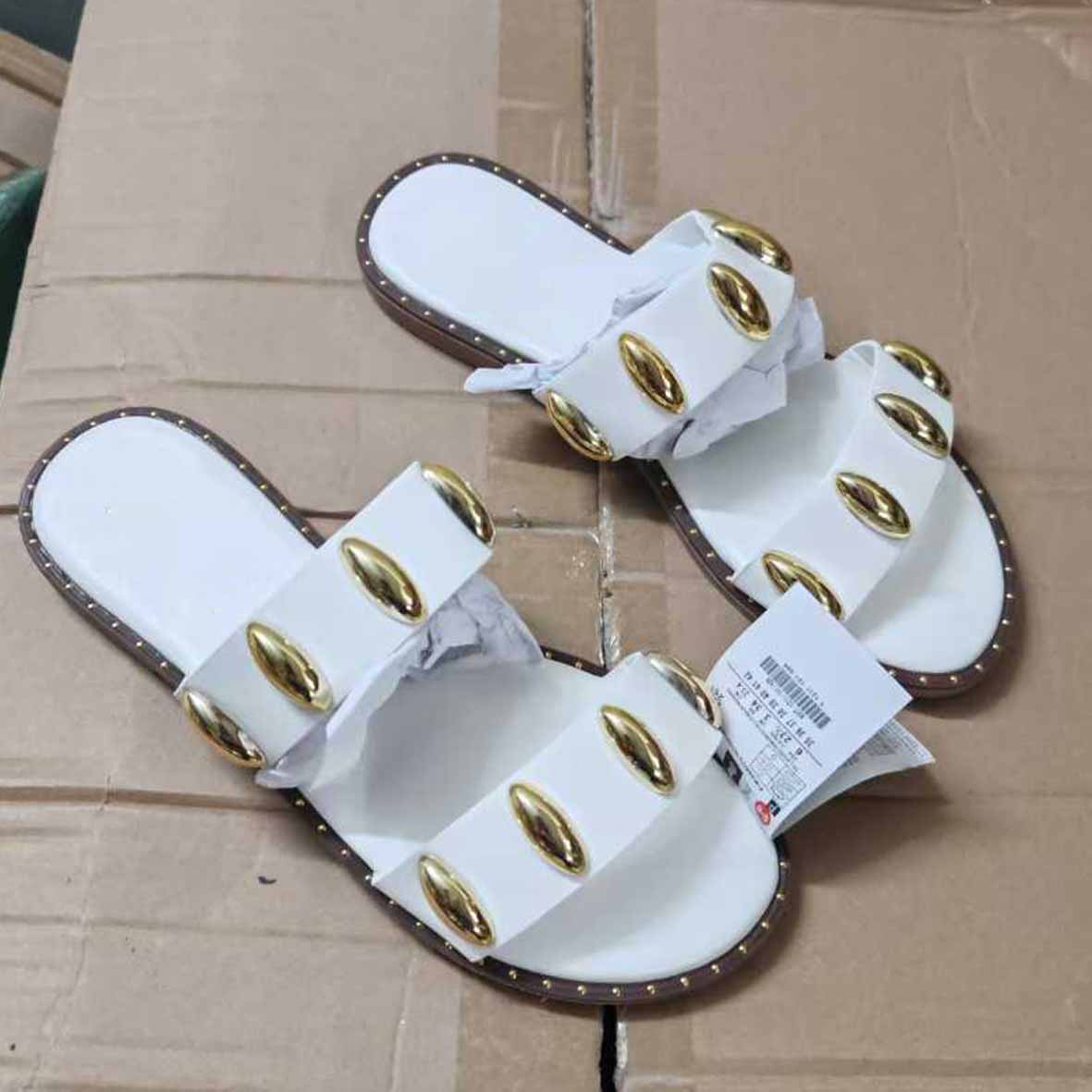 Women's New Fashion Casual Joker Metal Decorative Flat Sandals Slippers.