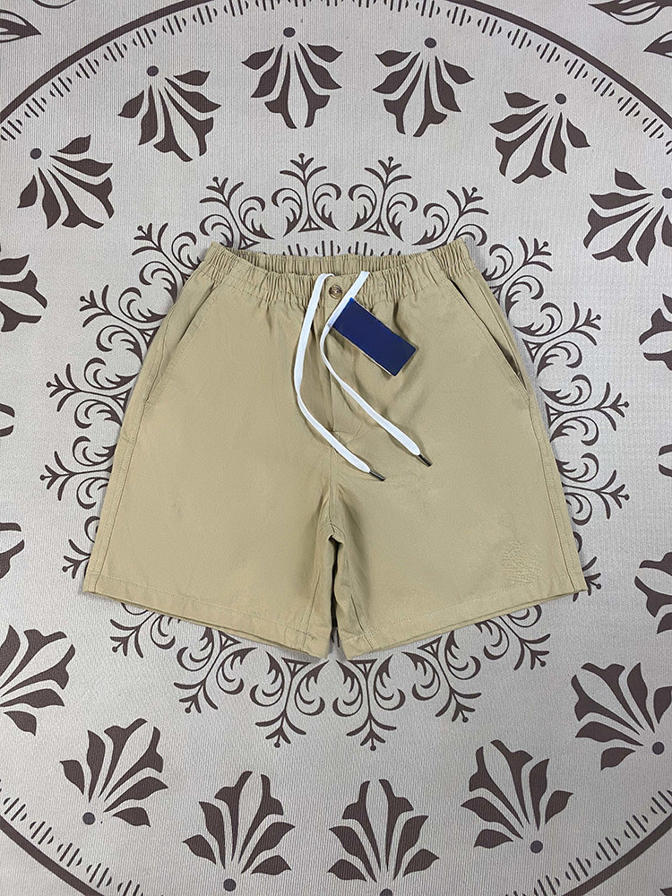 Men and women with the same new Joker couple style elastic waist zipper casual shorts.