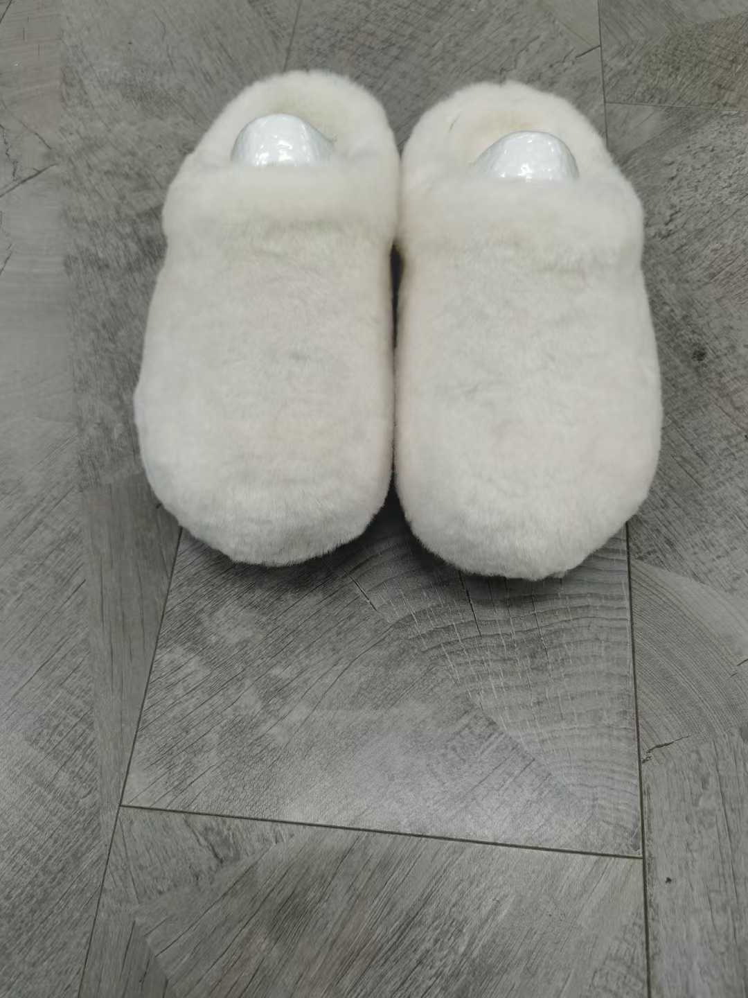 Women's new autumn and winter warm slippers have a shoe box