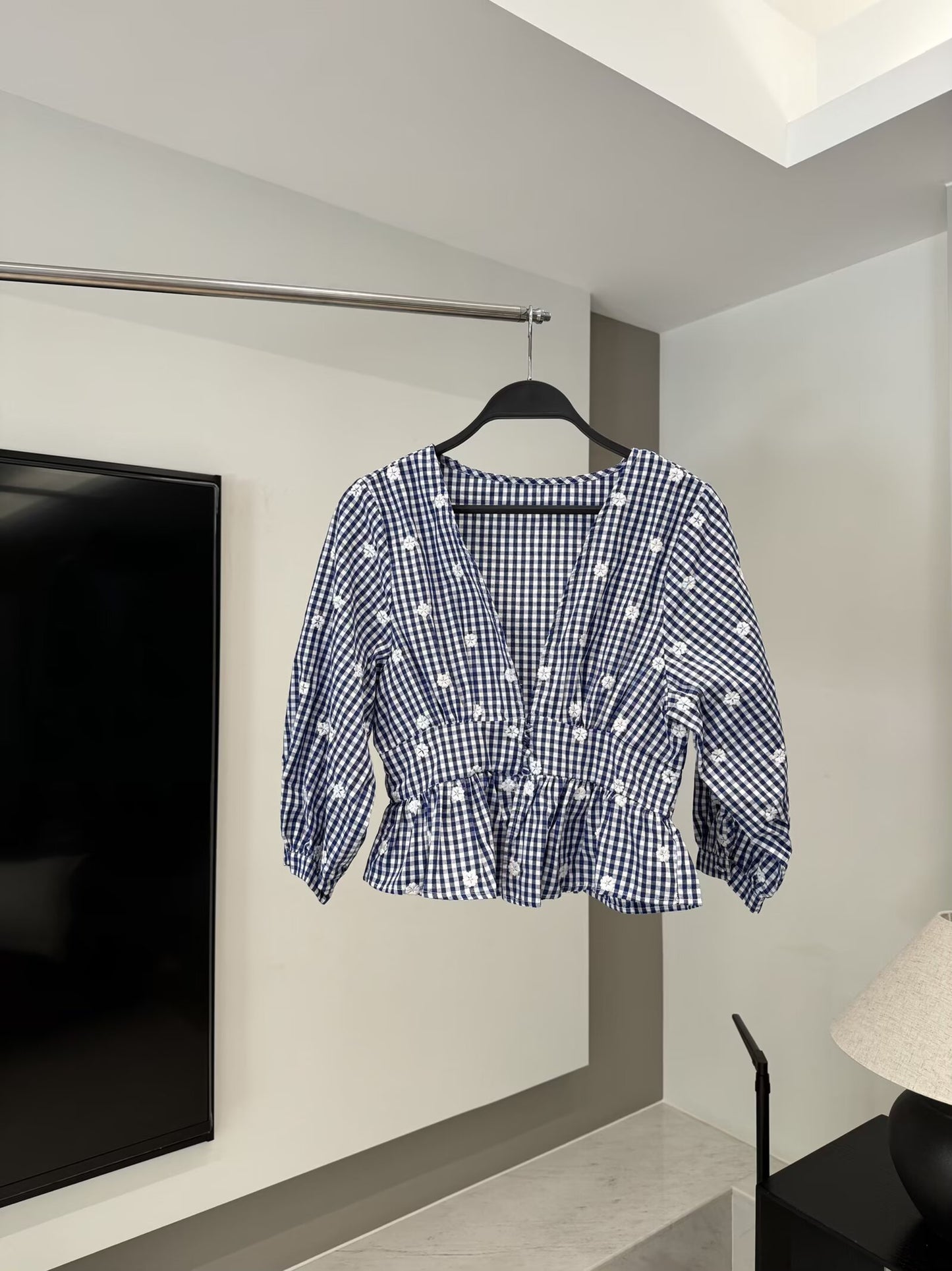 Women's new fashion short sleeved embroidered V-neck plaid top