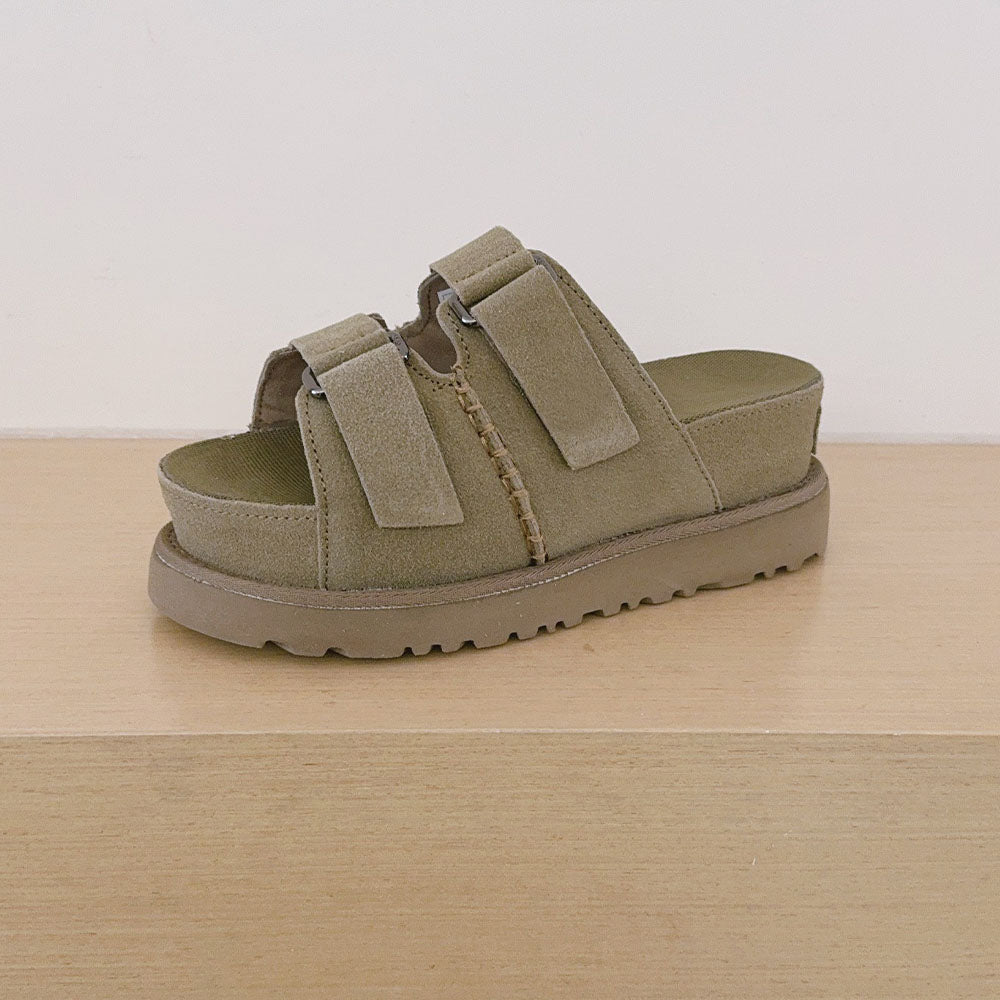 Women's 2026 new fashion wearing platform sandals and slippers.
