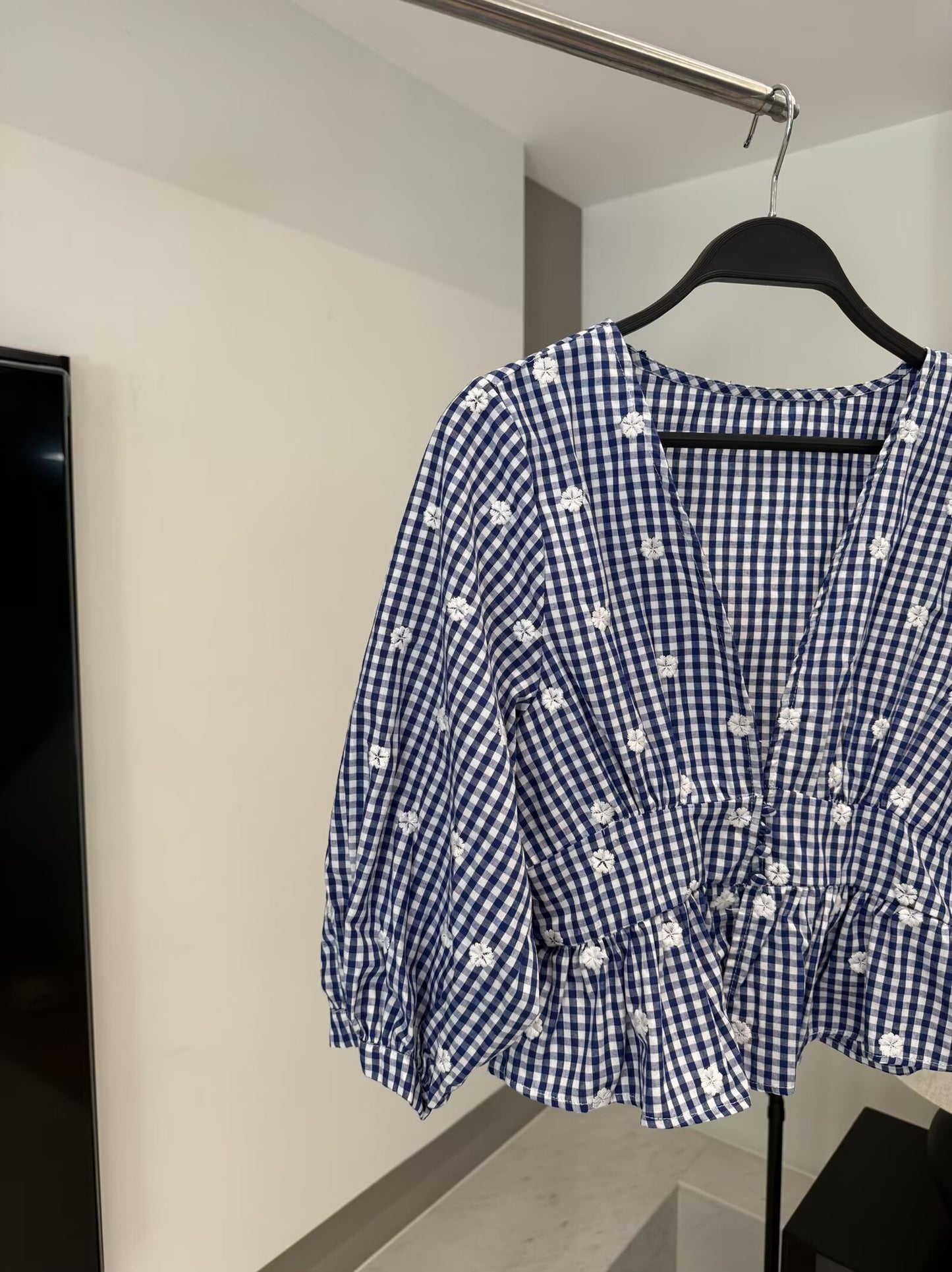 Women's new fashion short sleeved embroidered V-neck plaid top