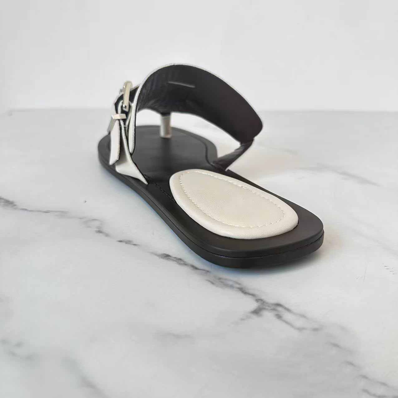 Women's New Fashion Joker Round-headed Flat Slippers Women Wear Sandals and Slippers Outside Their Feet.