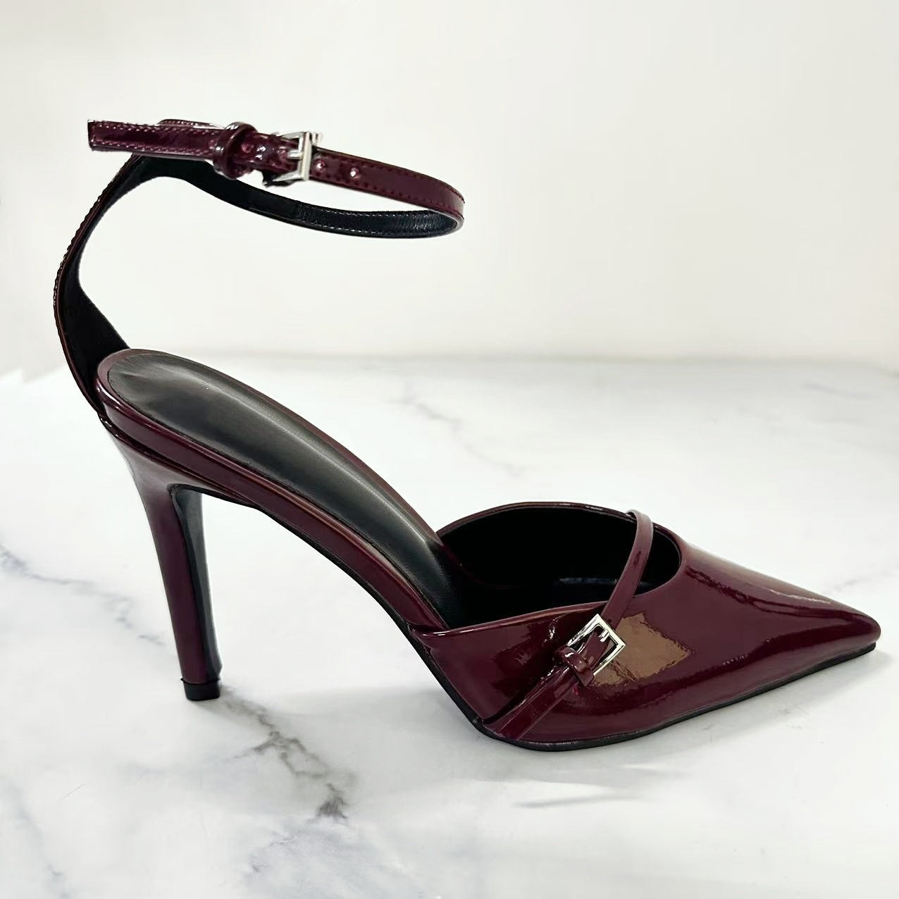 Women's New Fashion Joker Patent Leather Pointed Baotou Empty Shallow T-string High Heels.