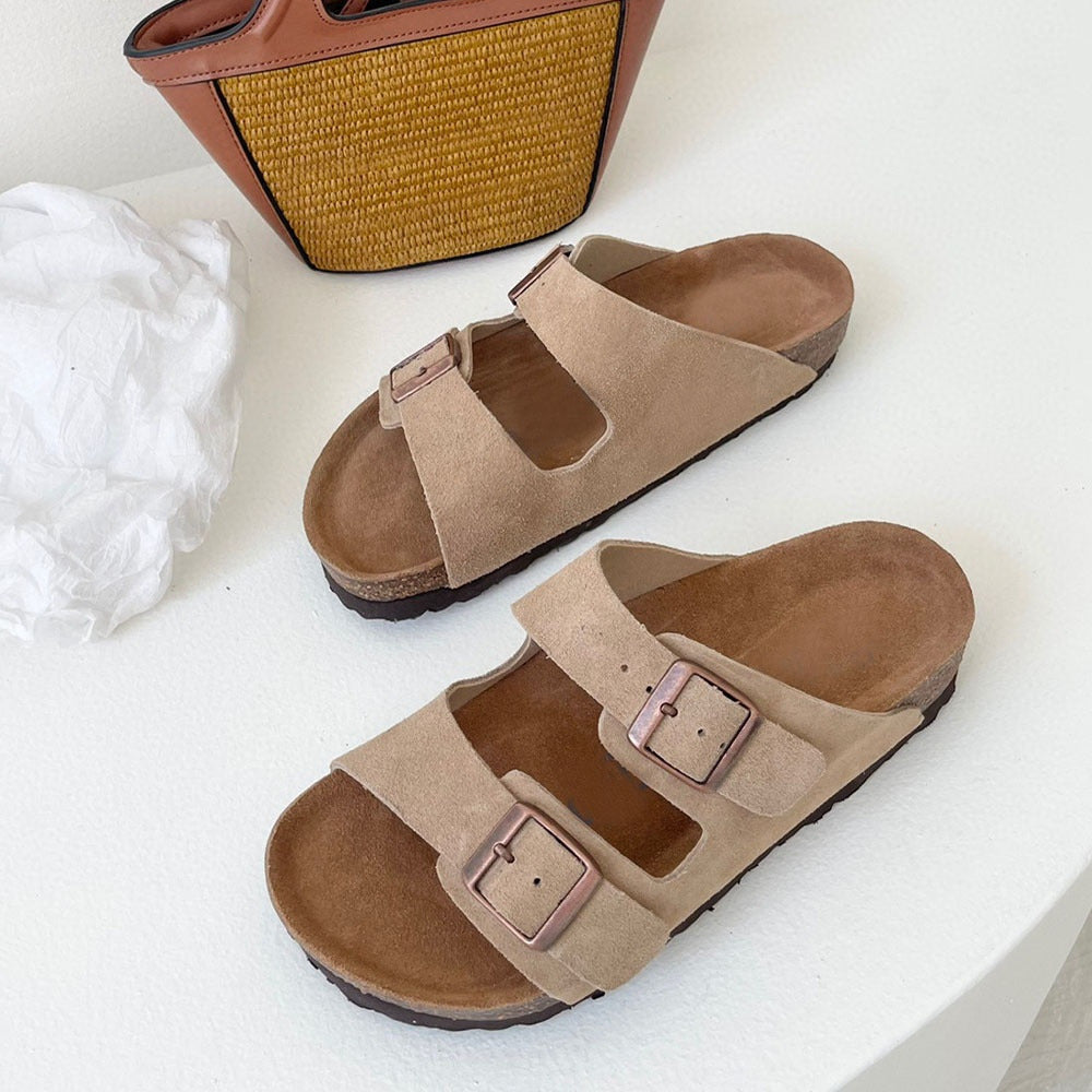 Men and women with the same new casual Joker double-breasted sandals.