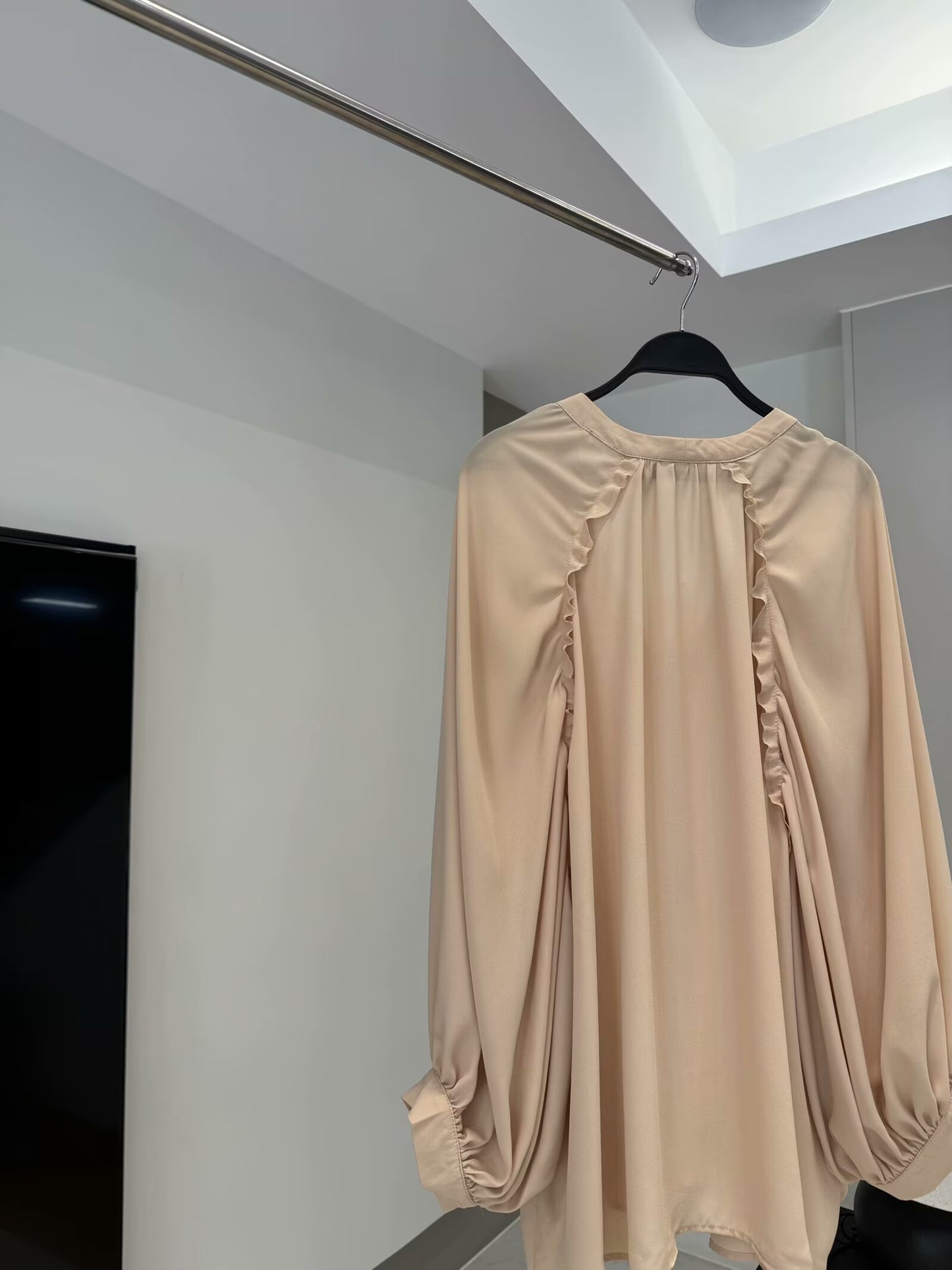 Women's new fashion back pleated design loose long sleeved button up shirt