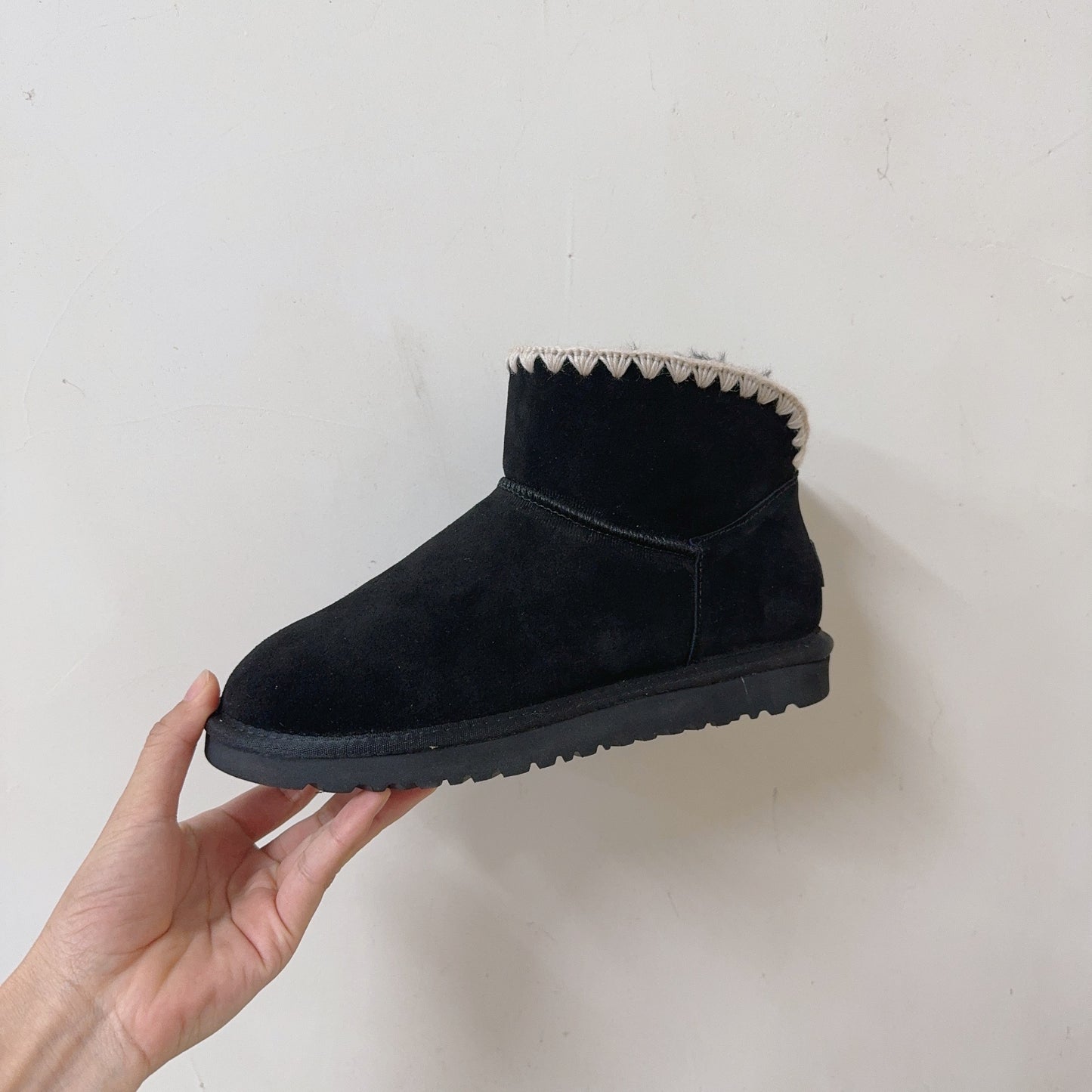 New winter knitted wool shoes snow boots have a shoe box