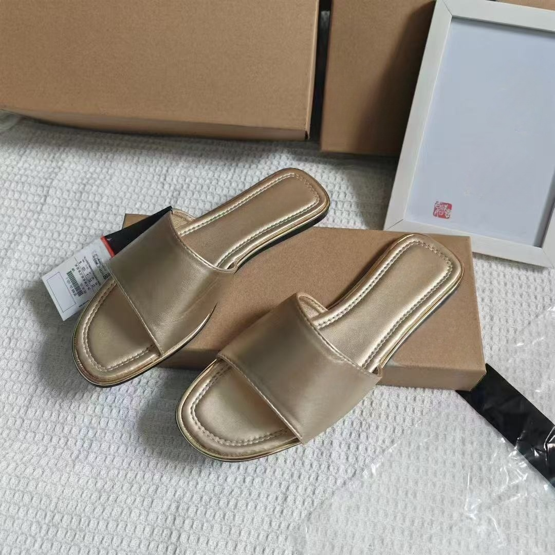 Women's New Fashion Casual Joker Wear Beach Sandals and Slippers with Thin Bottom and Comfortable Slippers.