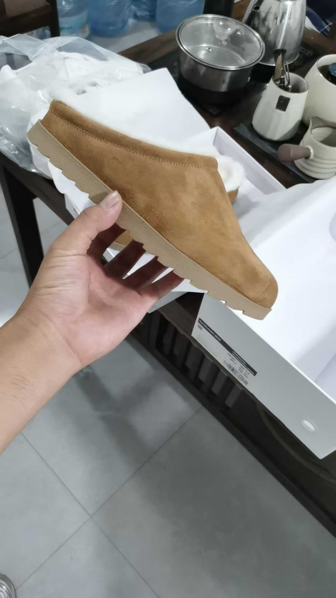 Women's new autumn and winter warm slippers have a shoe box