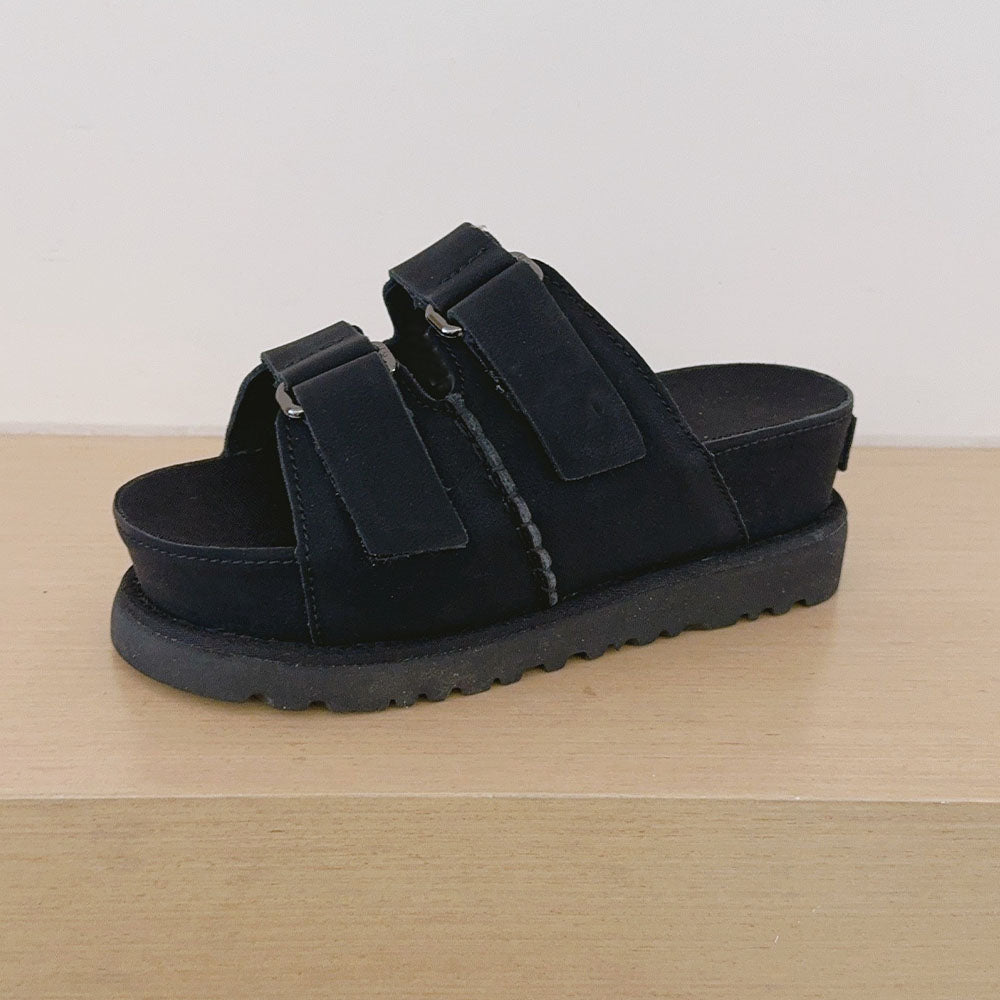 Women's 2026 new fashion wearing platform sandals and slippers.