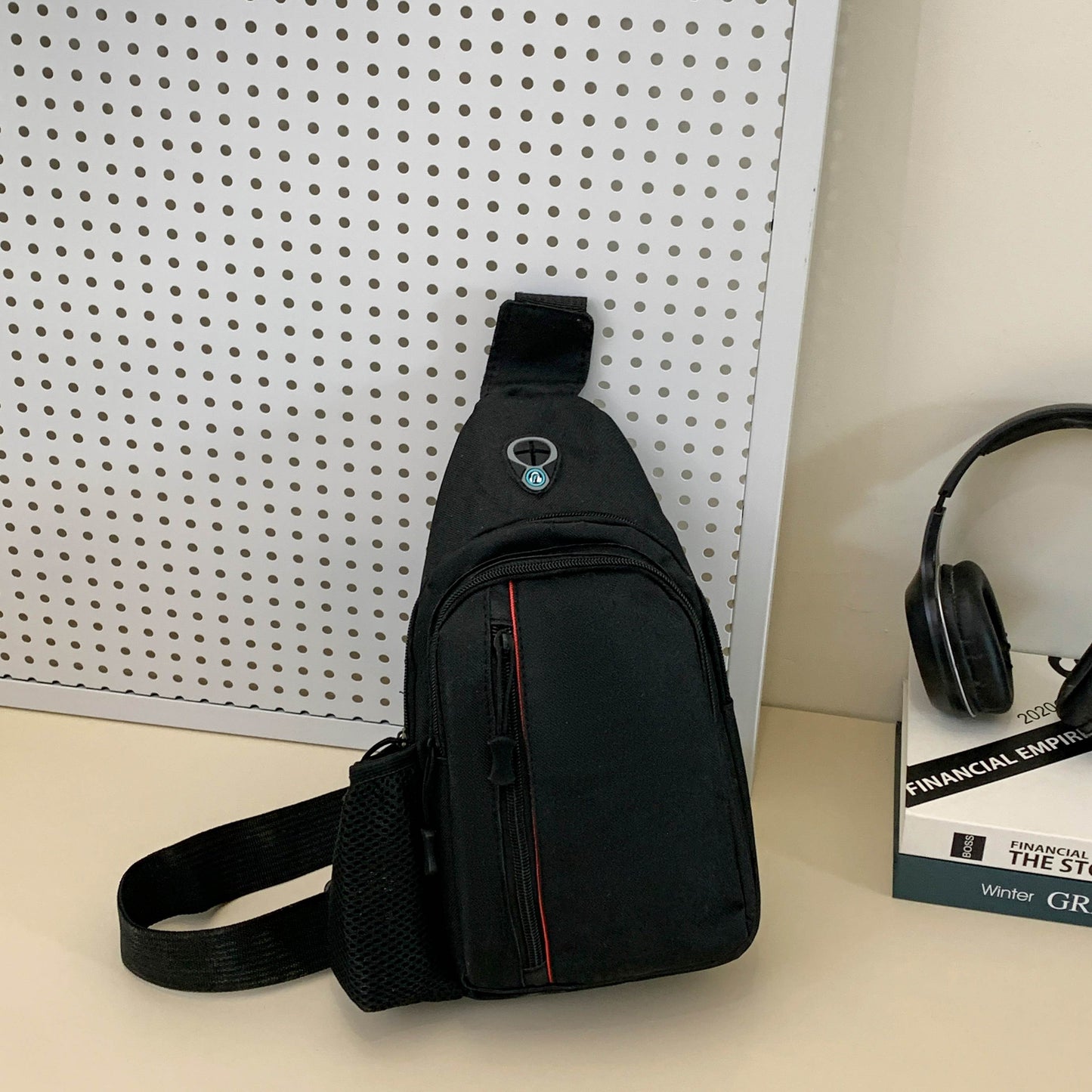 Men and Women with The New Fashion Casual Joker Adjustable Shoulder Strap Slung Shoulder Bag Chest Bag.