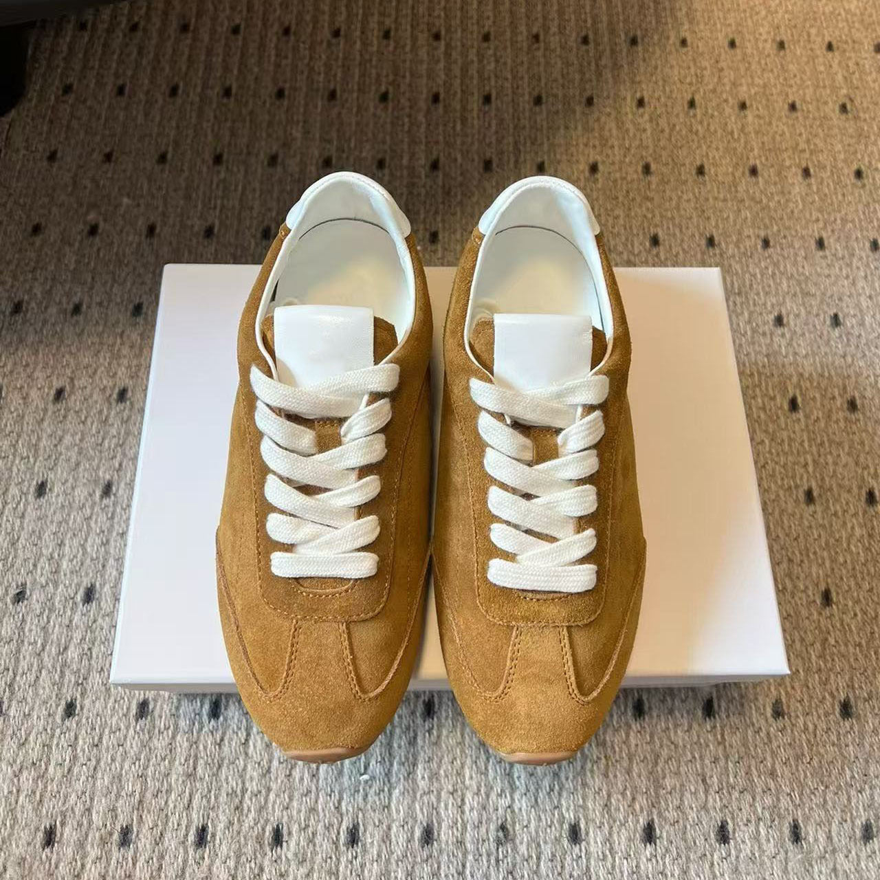 Women's new sports and leisure shoes suede low-cut thin-soled sneakers have a shoe box