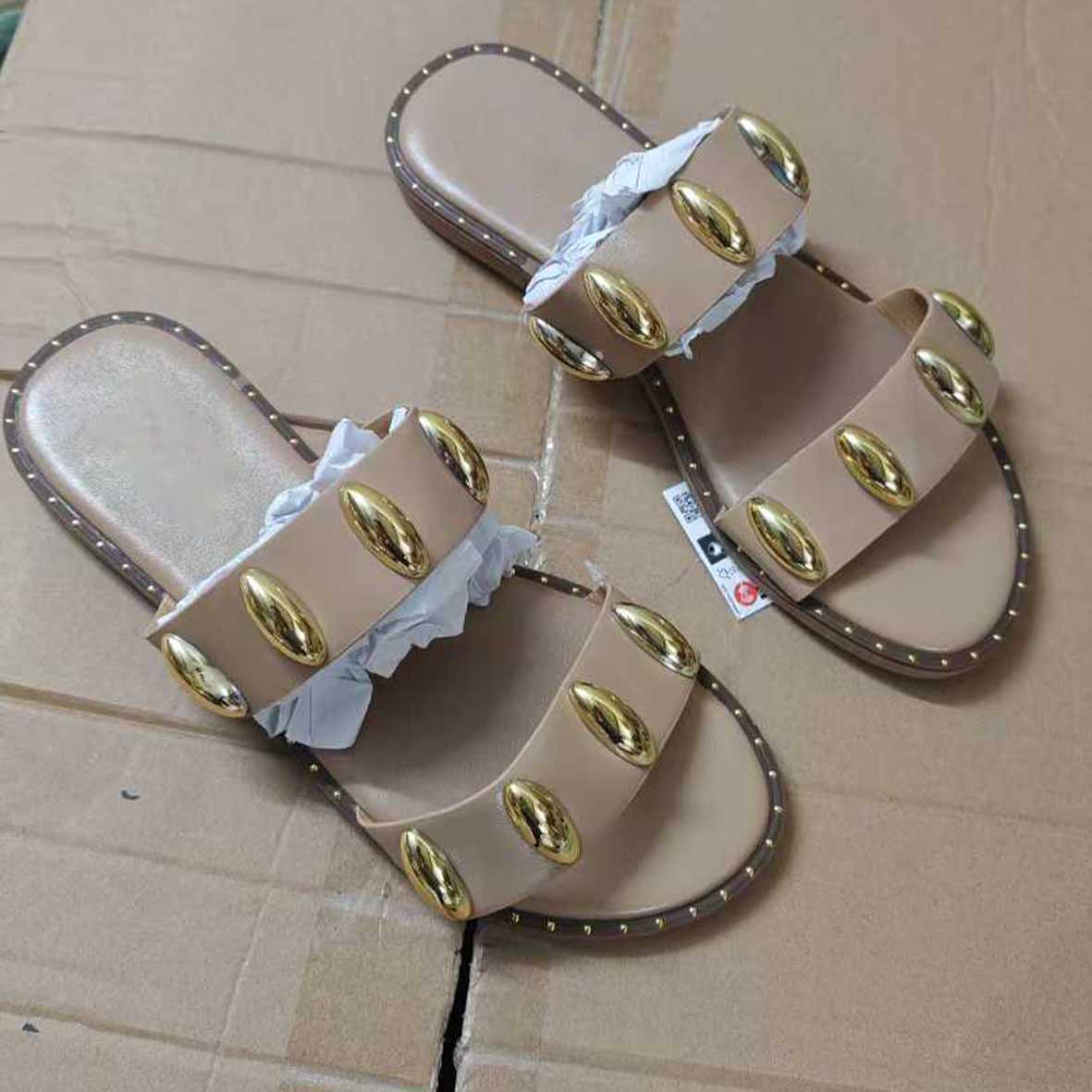 Women's New Fashion Casual Joker Metal Decorative Flat Sandals Slippers.