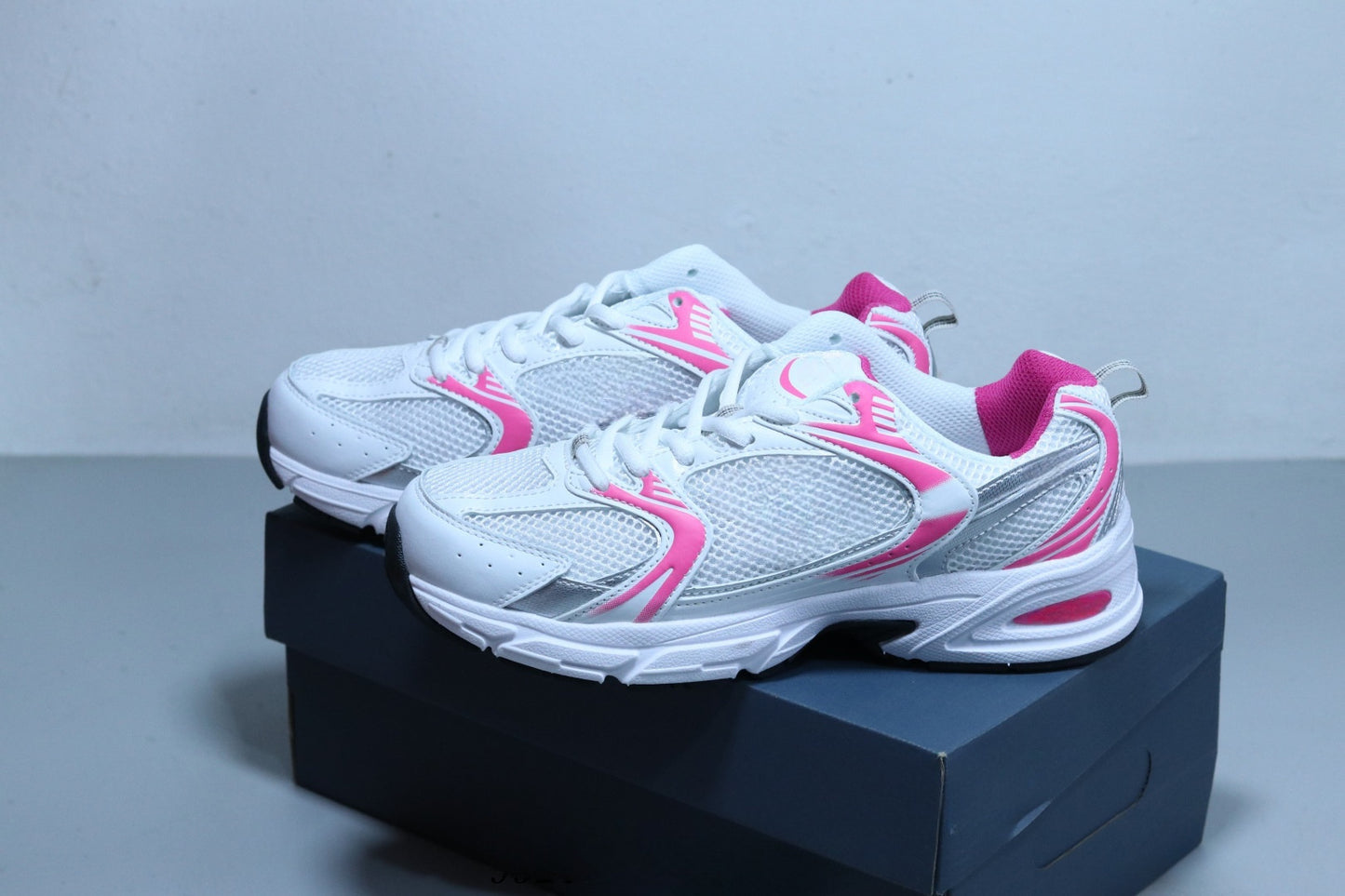 New comfortable low-top casual running shoes have a shoe box