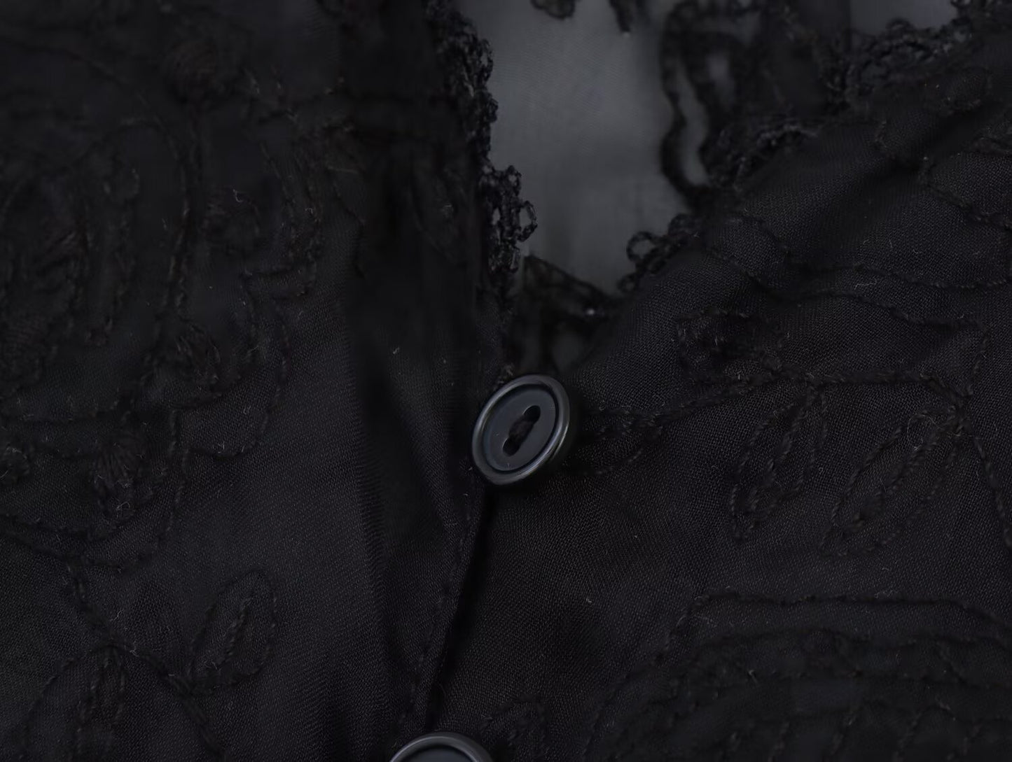 Ladies' New Fashion Vertical Lace Decoration Sleeveless V-neck Embroidered Shirt