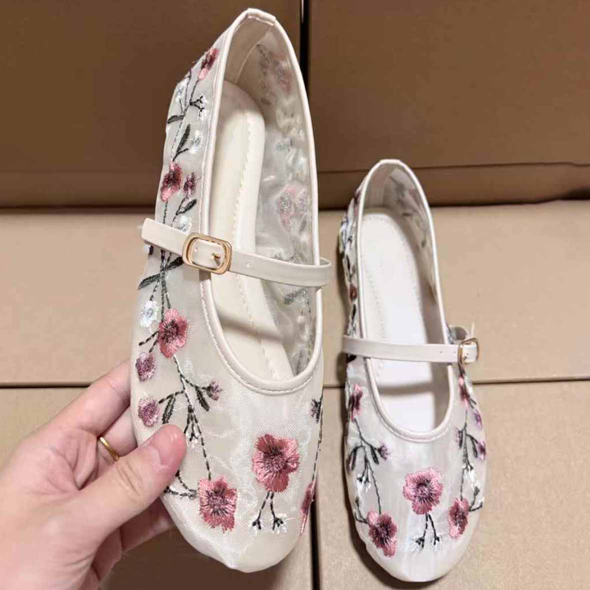 Women's New Fashion Wild Mesh Embroidered Flowers Round Head Buckle Flat Ballet Shoes.