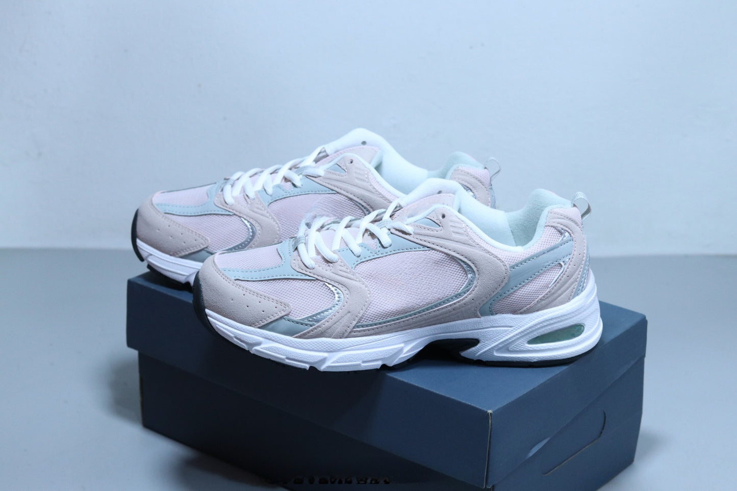 New comfortable low-top casual running shoes have a shoe box