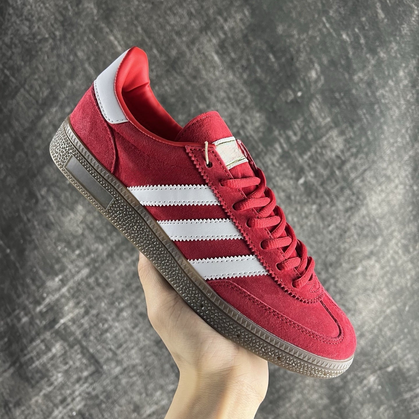 New classic retro casual sneakers have a shoe box