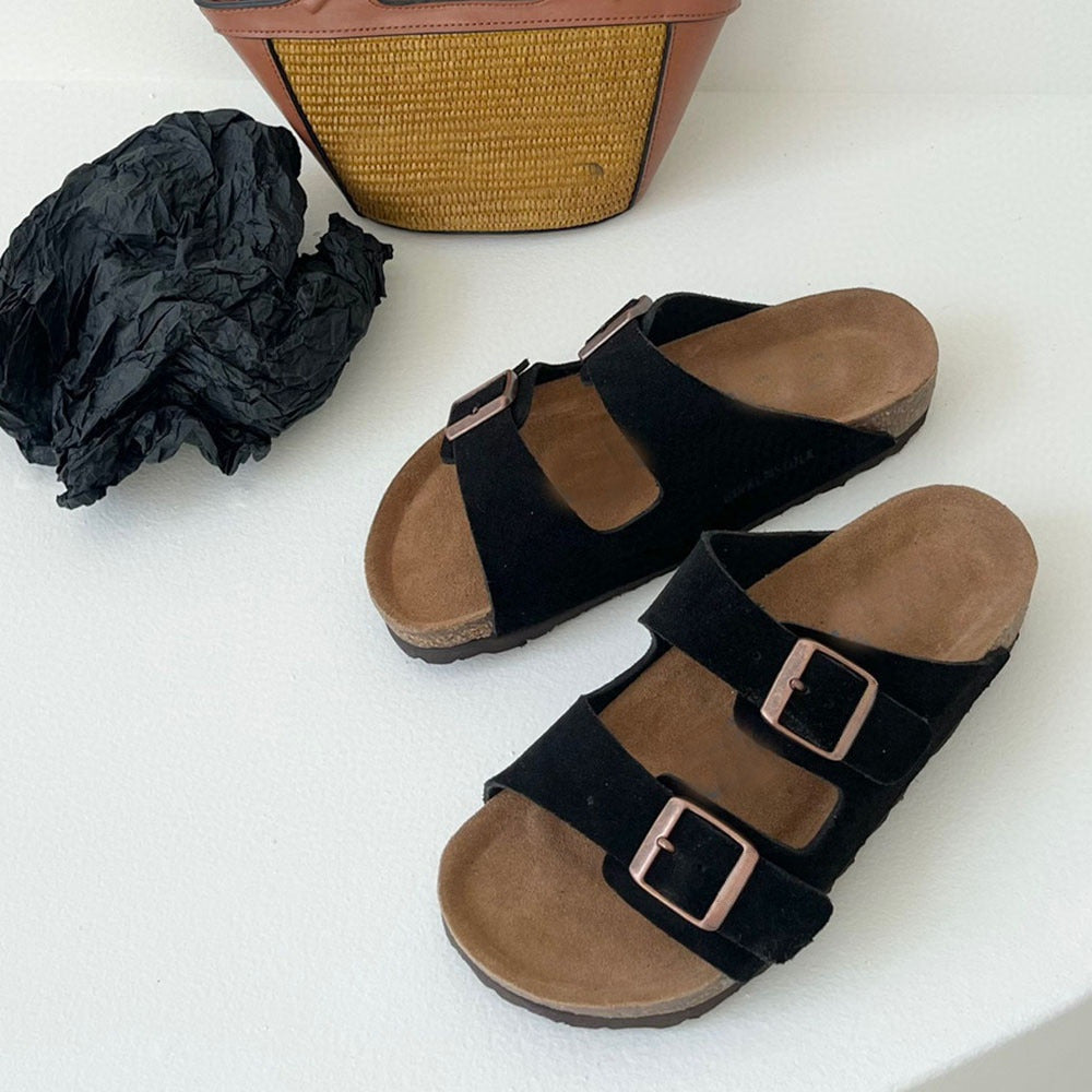 Men and women with the same new casual Joker double-breasted sandals.