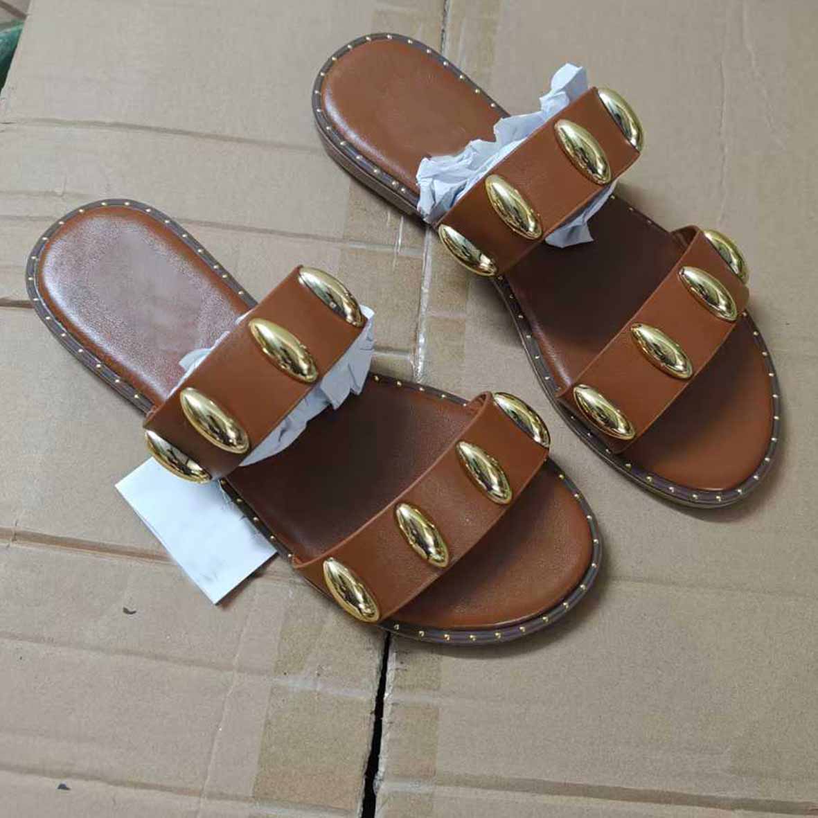 Women's New Fashion Casual Joker Metal Decorative Flat Sandals Slippers.