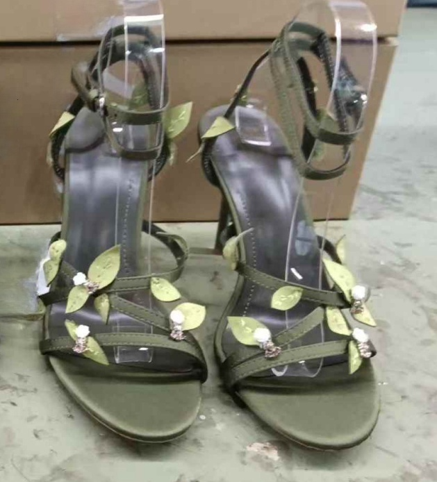 Women's New Temperament Joker Exquisite Flower Decoration Stiletto Sandals.