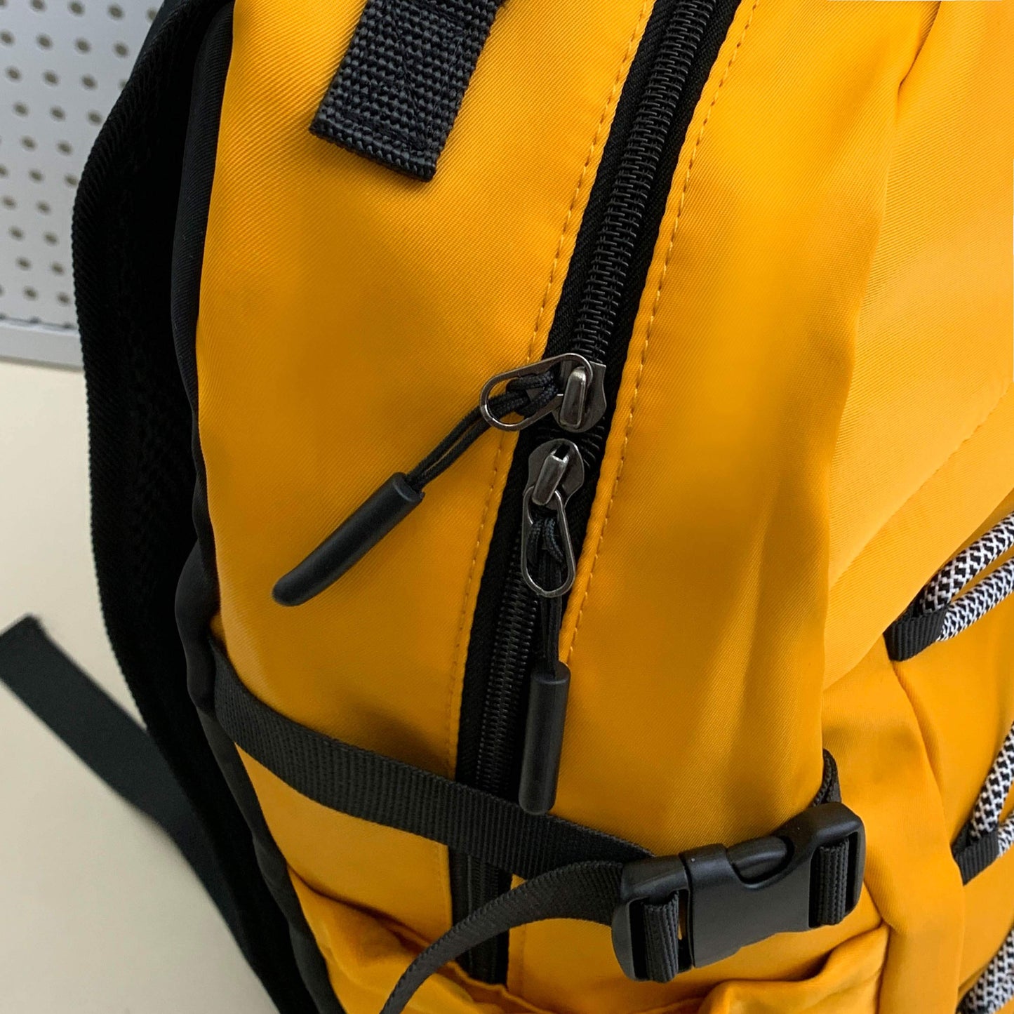 Men's and Women's Leisure Versatile Sports Drawstring Design Adjustable Shoulder Strap Multifunctional Backpack Travel Bag.