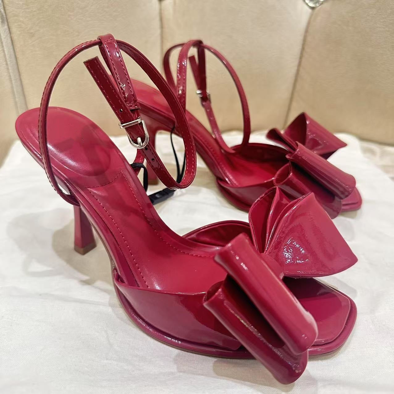 Women's New Fashion Joker Patent Leather Bow Decorated with Open Toe Square Toe High Heel Square Toe Sandals.